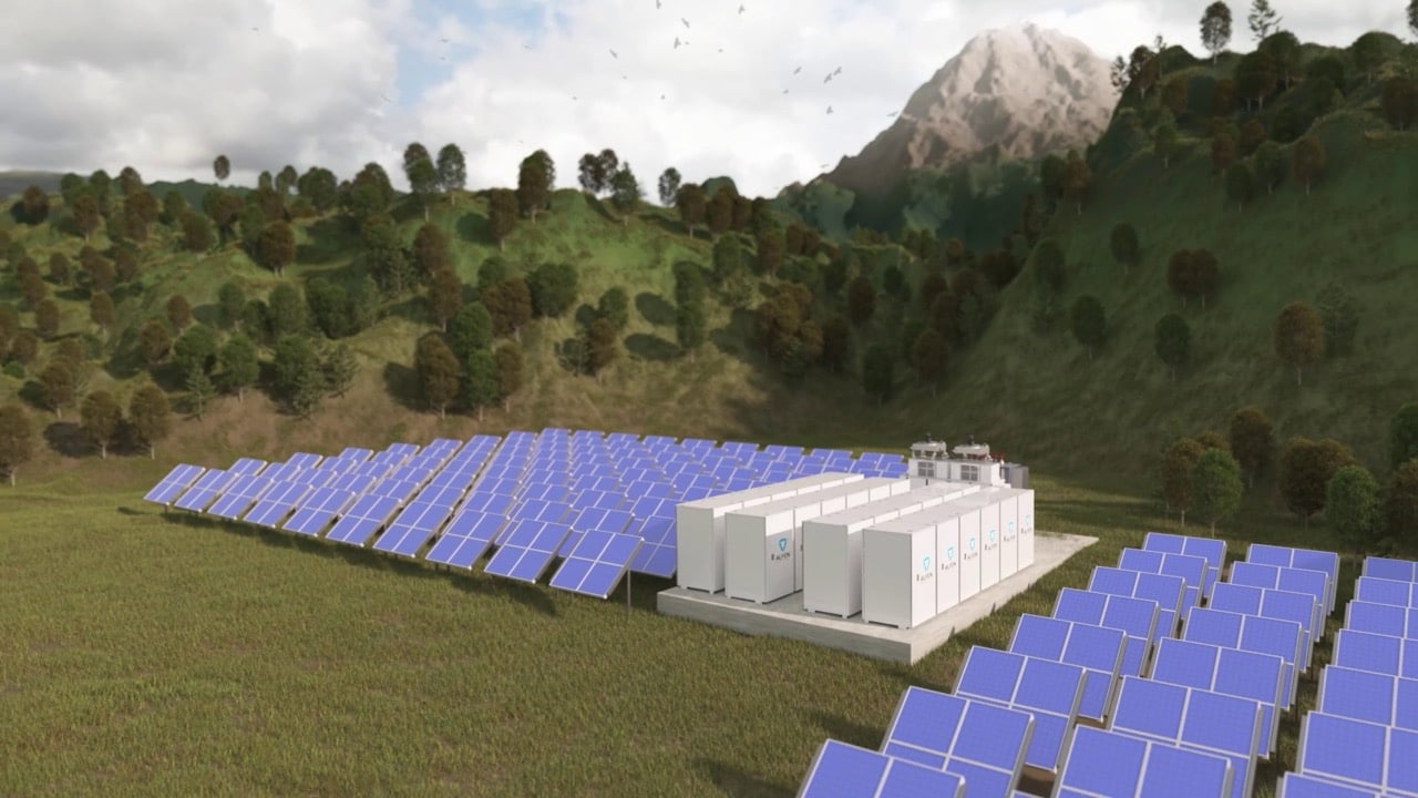 Een set zonnepanelen met een Alfen-batterijsysteem geïntegreerd in een Europees berglandschap