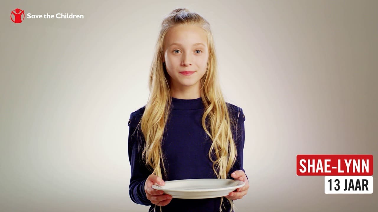 Jong meisje dat een bord vasthoudt voor een tv-commercial