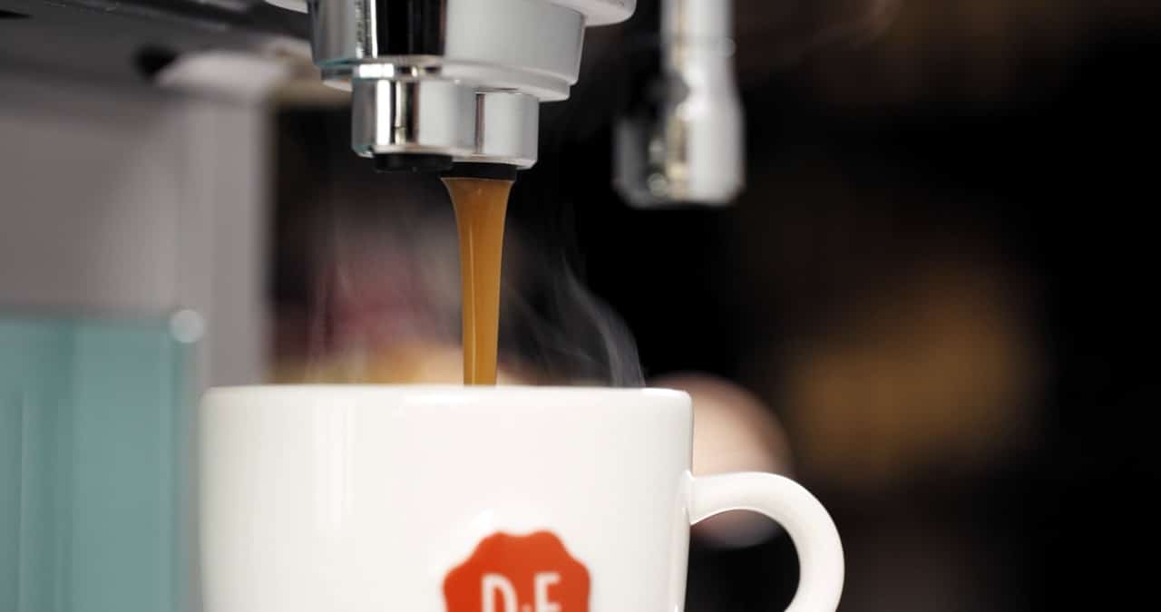 Prachtige close-up van een koffiekopje en -machine Douwe Egberts