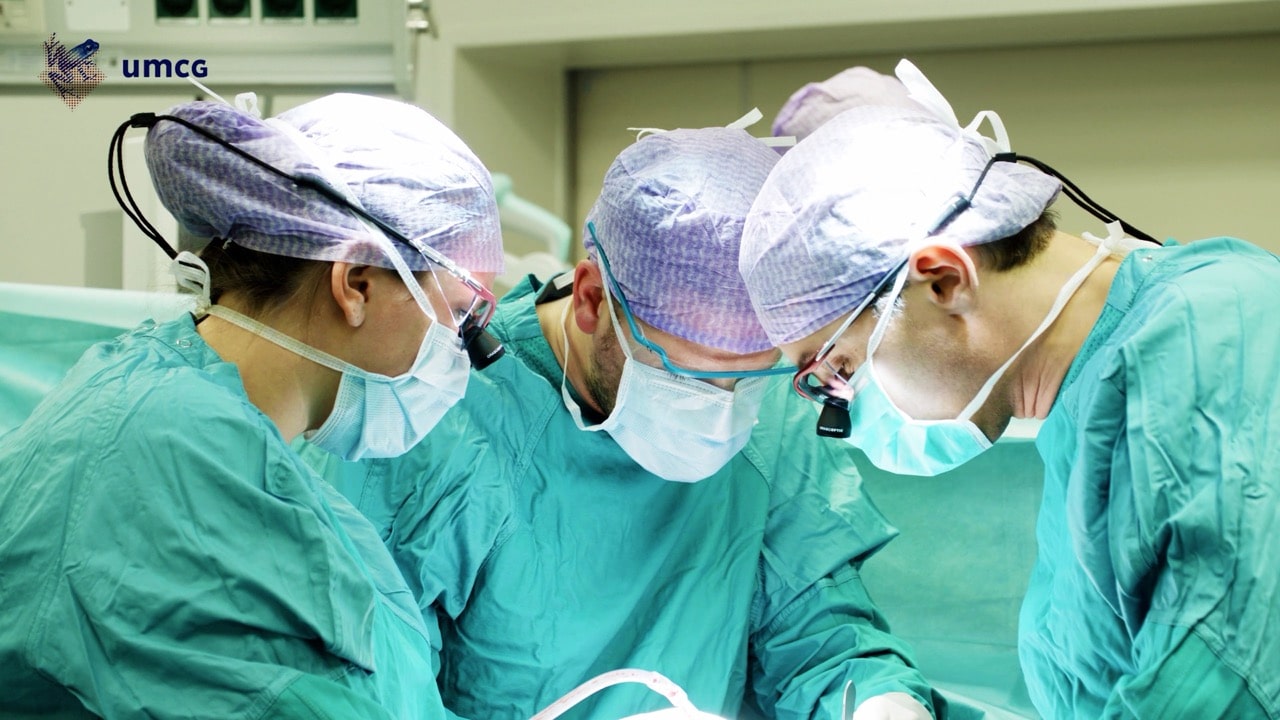 Verschillende chirurgen die een operatie uitvoeren