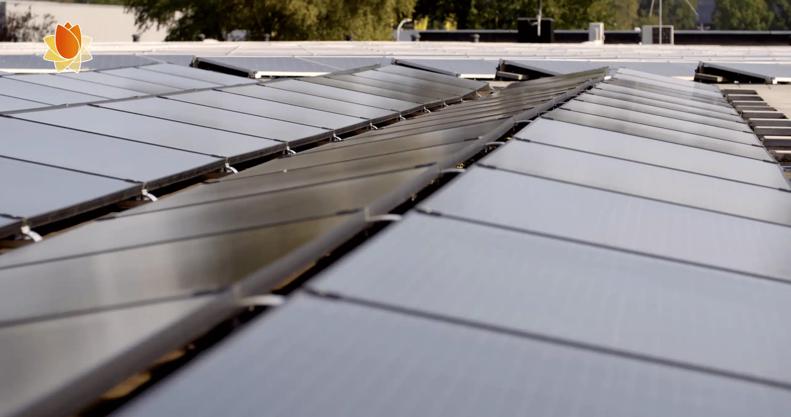 clos-up foto van rijen zonnepanelen op een dak