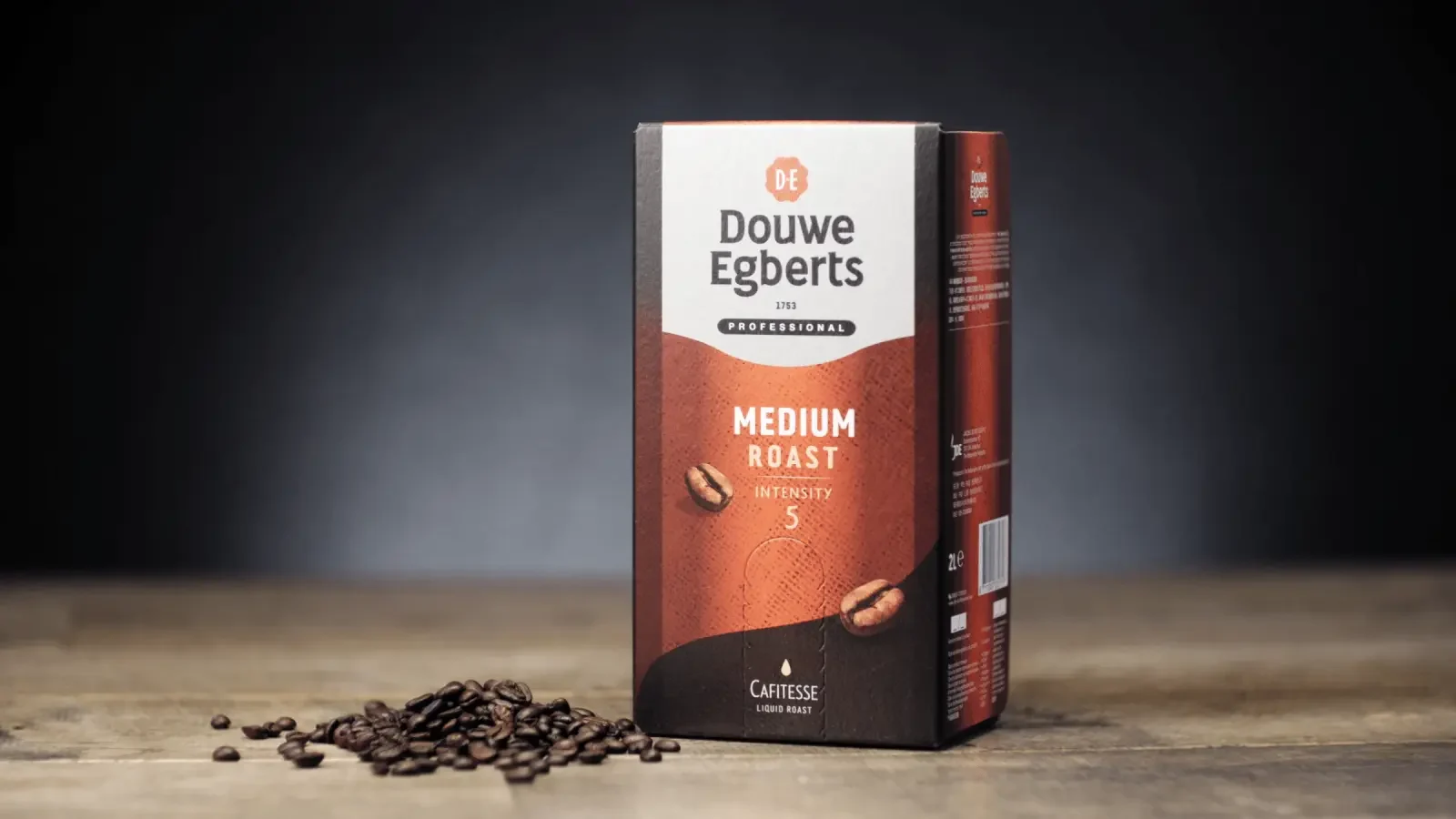 Foto van Douwe Egberts verpakking met daarnaast een hoopje koffiebonen